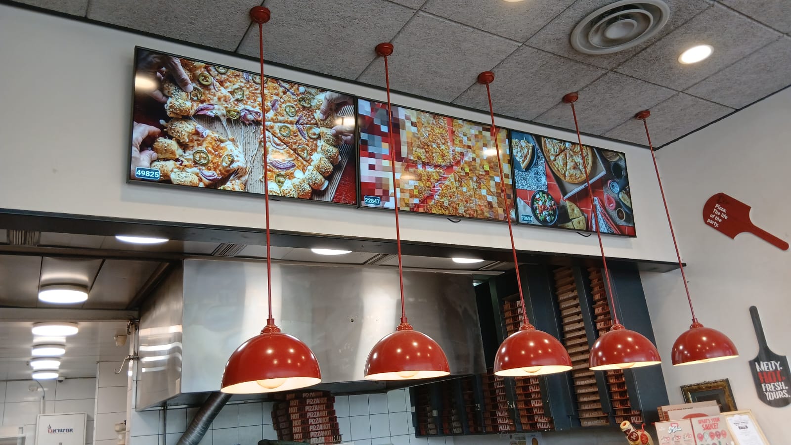 מסכי תפריט דיגיטלי בפיצה האט