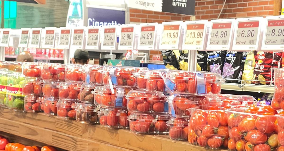 תגי מחיר אלקטרוניים של KONEKT על מדפי הירקות בסניף טיב טעם